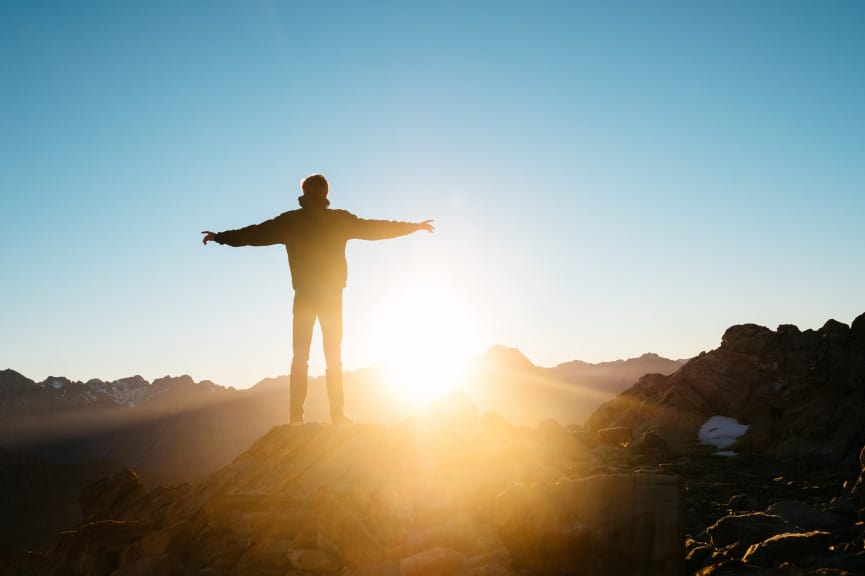 Morgenroutine eines jungen Mannes vor dem Sonnenaufgang