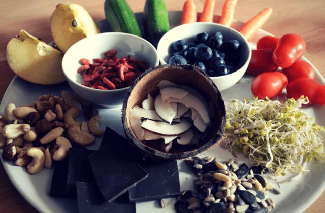 Gesunde Snacks verschiedene Lebensmittel Apfel, Tomate, Nüsse, Beeren, Kokos