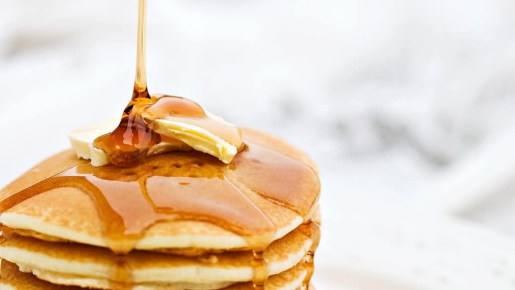 Pancakes mit Ahornsirup.